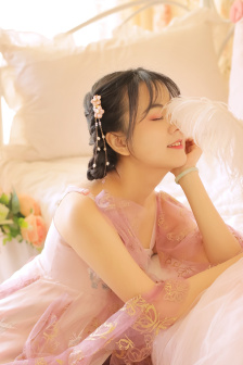 美女穿露出胸泳衣